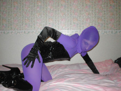 nylonencasementart:  I love the art of encasement with shiny colors.