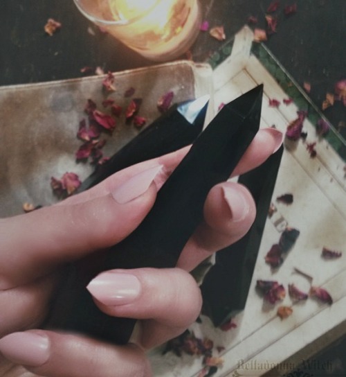 newmoongoddess:  Obsidian is a very protective stone and is excellent for removing negativity. It is