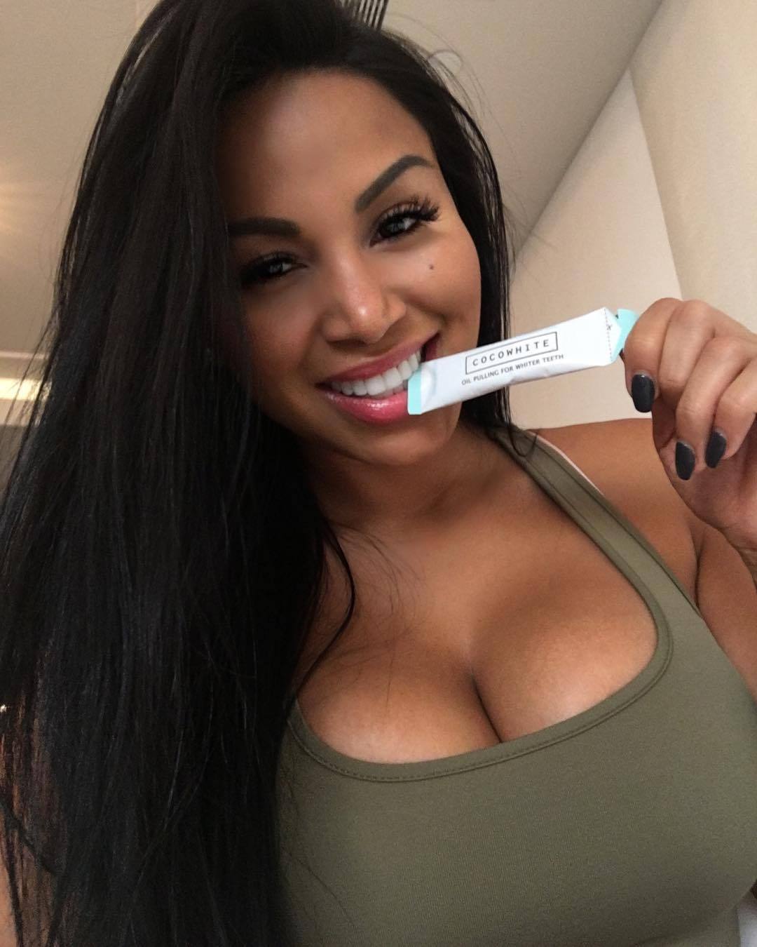 Love traveling with my @cocowhiteuk to keep my pearly whites shinning! They are small