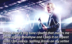 buckin-love:  Arctic Monkeys - Do I Wanna Know? 