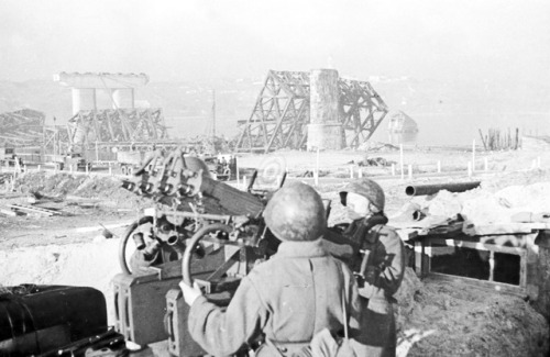 Soviet soldiers with customized Maksim guns that were usually used against enemy aircraft. 