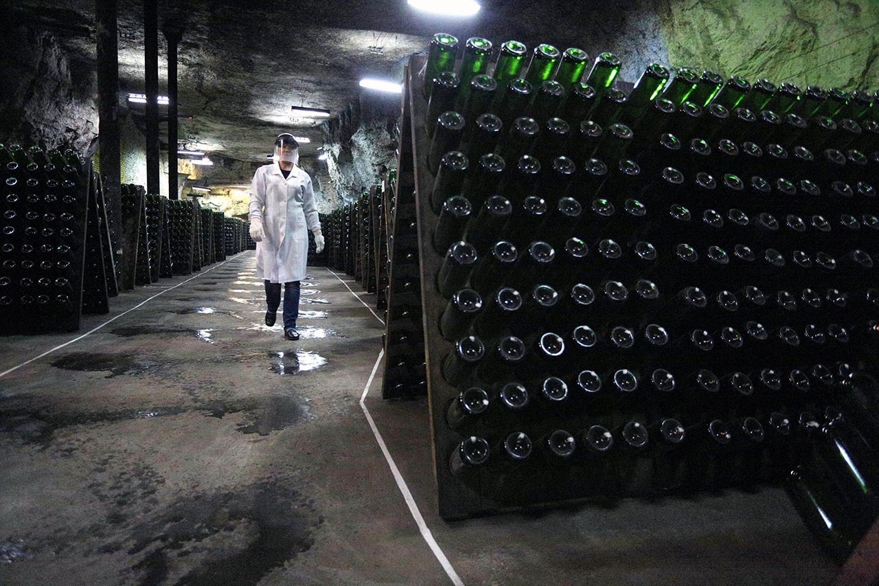 CAVA PROFUNDA. En el fondo de una enorme y antigua mina, a tan sólo unos kilómetros de la línea del frente, cientos de miles de botellas de vino espumoso aguardan en un laberinto de túneles y bodegas, en Ucrania. Es un refugio antibombas de 25...