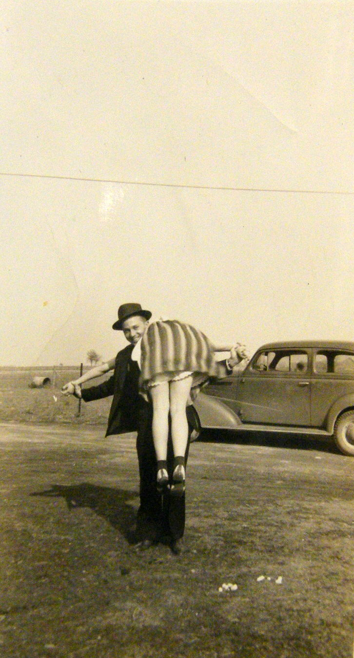 thehystericalsociety:  Over his shoulder - c. 1930s - (Via) 
