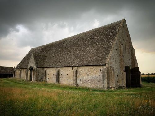 GREAT COXWELL TITHE BARN: dating back to 1292 this remarkable Mediaeval barn was described by the Arts & Crafts designer William Morris as being ‘as noble as a cathedral’. Sir Nikolaus Pevsner considered the interior to be the finest of any barn in...