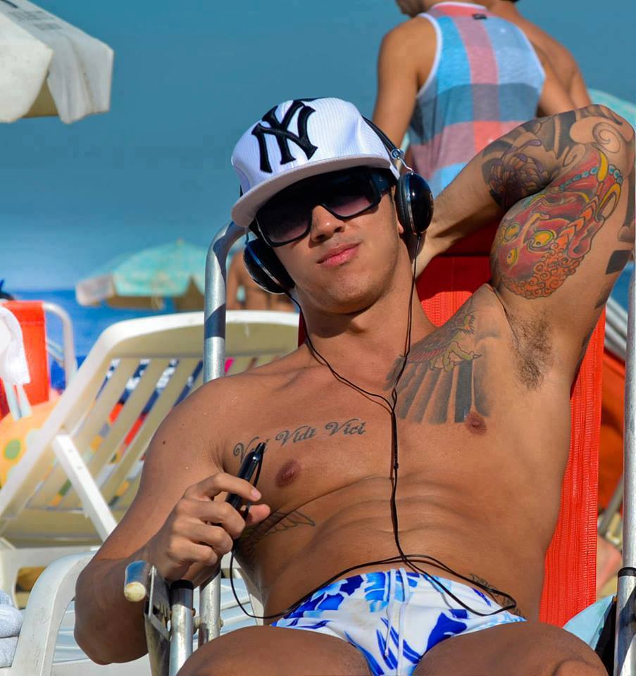 marinealpha:  Living the deserved life on the beach. 
