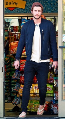 starringroles:  Liam Hemsworth candids 2