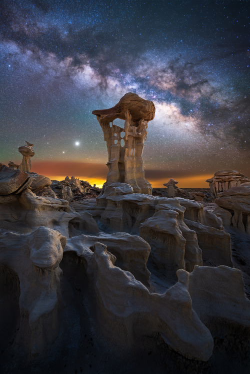 earthporn:The Milky Way, Jupiter and Saturn captured over otherworldly rock formations in a remote p