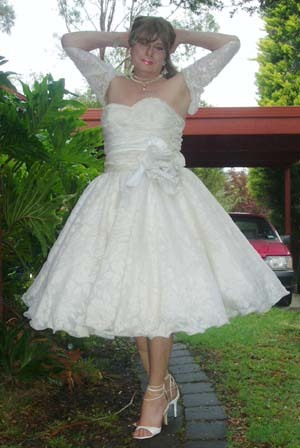 thetransgenderbride:  These informal wedding dresses (and their associated petticoats)