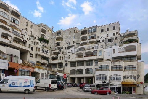 bauzeitgeist:I can’t find any information about this interesting apartment block next to the bus sta