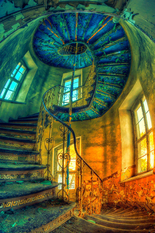 misterlemonzeasychair:glamboyl: Abandoned Palace in Poland - Apres Images.www.MisterLemonzEa