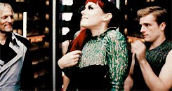 mynightmaresareaboutlosingyou:  catching fire meme • [2/8] scenes Johanna unzips