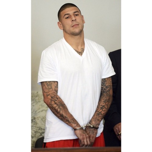 Aaron you could have just murdered me up instead 😏 and I look better than your finance 💅🏿 #Imeanweknewhewasguilty #butstill #tattydaddy #AaronHernandez #RIP