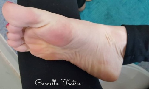 Sooooo how many likes for my wrinkled self shot sole?  . . . #sexysoles #footfetishmodel #prettyfeet