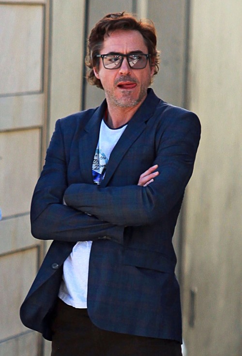 copperbadge: sexybadassdowney: Here’s some standing/leaning/smouldering hot Downey for the aft
