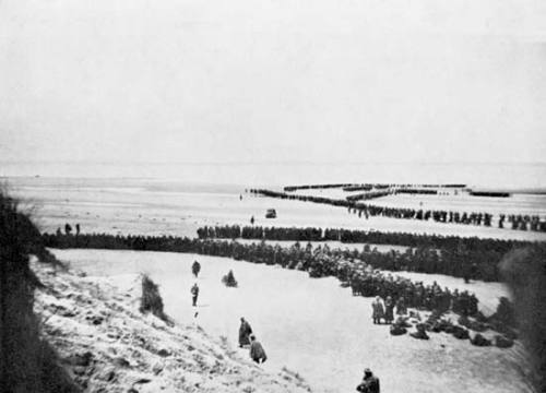 British and other Allied troops waiting to be evacuated from the beach at Dunkirk (May/June, 1940).