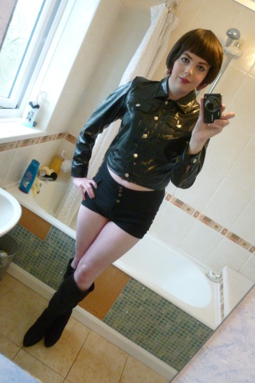 lucy-cd:  PicturesLove this new leather jacket, abolutely gorgeous! <3  Going for a motorcycle ride?