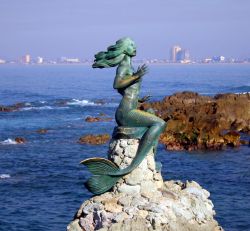 fish-tails-siren-scales:   La Sirena overlooks the ocean near the clavadistas (cliff divers) in Mazatlan.  