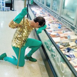 weallheartonedirection:  My friend cosplayed Aquaman and he found out  the horrible truth  I are Aquamans friend for dinner. Nomnomnom!!!