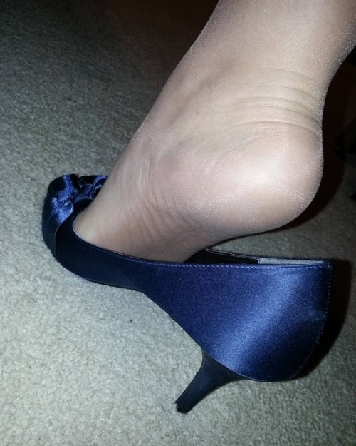 My #feet #feetandheels #foot in #heels #satinheels #pumps #satinpumps #peeptoe #peeptoes #peeptoehee