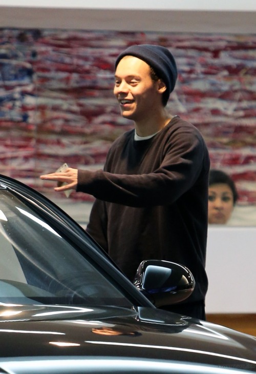 niallhorantheirish: Harry out in Brentwood - April 03, 2016