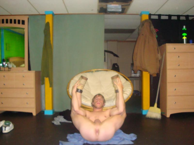 exposingexhibitionists:  Looking for all amateur dudes, especially guys 18-30, to