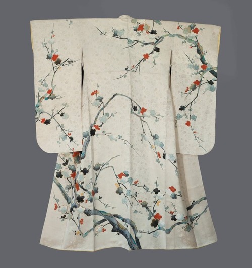 thekimonogallery - Painted furisode.  Lastquarter, 20th century...