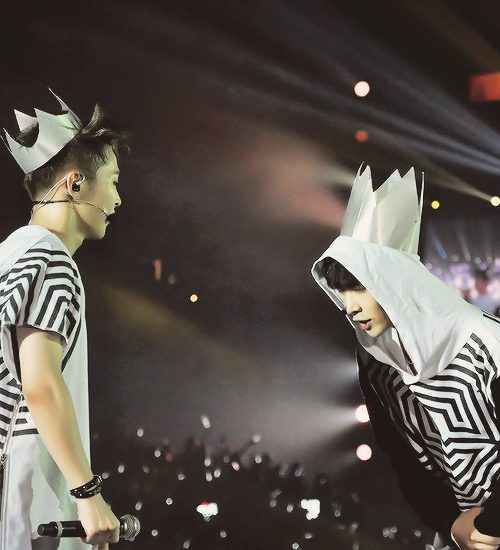 yixinqs:   A Fangirl’s guide on ‘How to lure Oppa into a hug’ - By Zhang Yixing