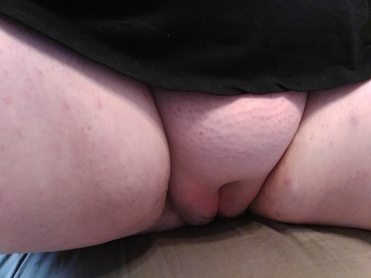cuntess-von-fingerbang:  Oops! My dress was a little too short!