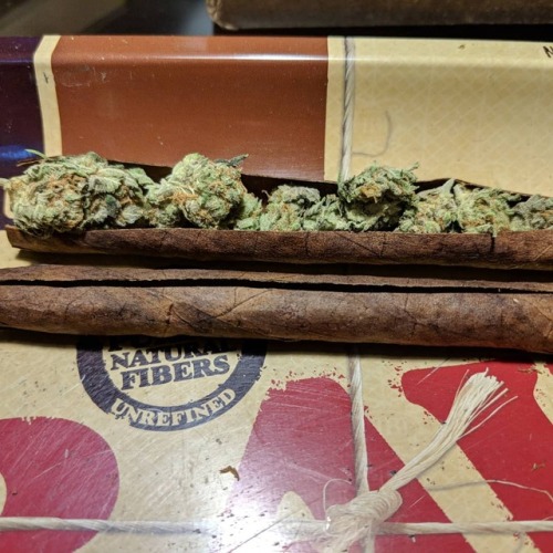 420friendlyuniverse:blazedxdazed:Blunts for 420! ✌️ stay blazed stay dazed!smoke friendly!