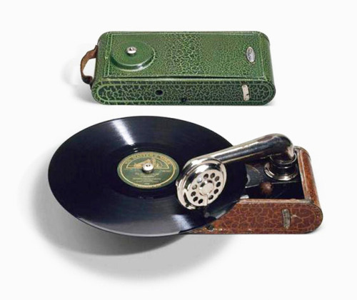 design-is-fine:  Thorens Excelda “Sprechapparat” / portable phonograph, 1934-1947. Switzerland. Via Museum für Gestaltung Zürich