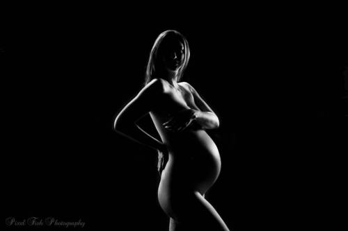 #35weekspregnant silhouettes with the amazing pixel fish photography! So grateful to have this time 