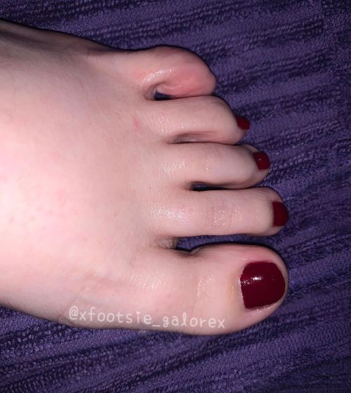 Up close and very personal with my oily toes … who loves a red toe polish? ‍♀️  www.i