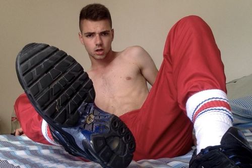 sneakerscocksandsex: Lick it!