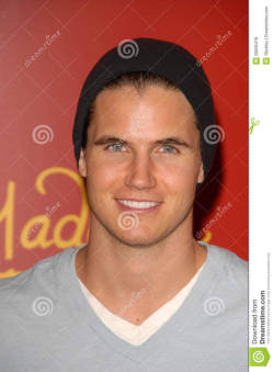  Robbie Amell  
