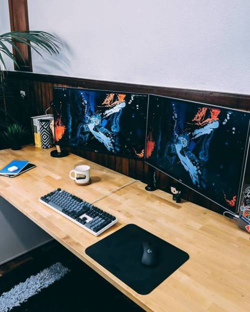 minimalsetups:Dual Monitor Workspace With Custom Keyboard.Head here for more on this workspace…