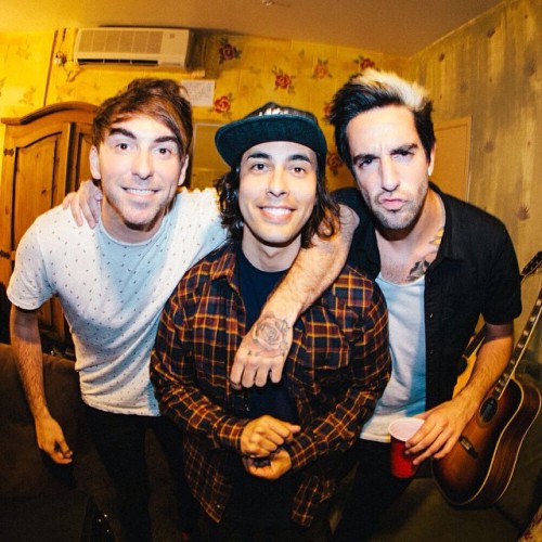 @piercethevic: “ Sang with these guys the other night! @alexalltimelow @jackalltimelow //