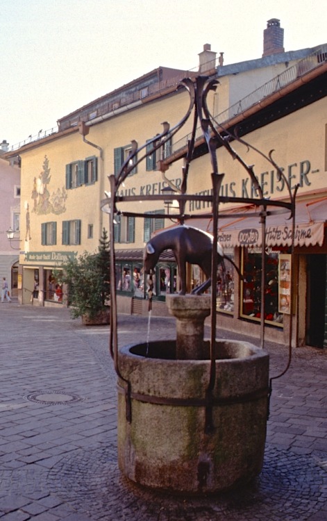 Stadtplatz mit Brunnen, Berchtesgaden, Bayern, Deutschland, im Spätsommer 1991.