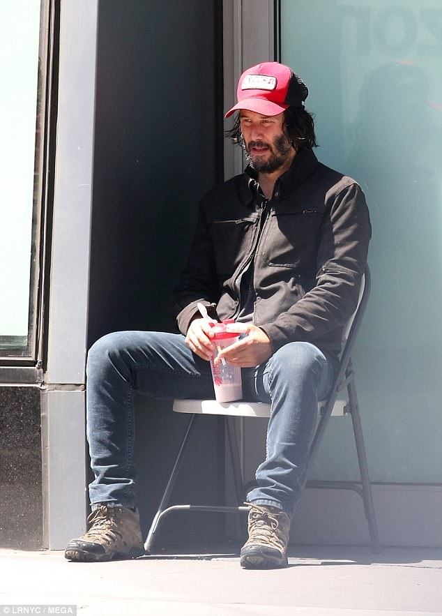 keanuital:    Keanu Reeves sports an injured thumb as he takes a smoke break on the