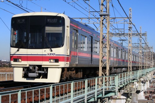 【４４７】多摩川に 橋を渡して 線路敷き その上を往く 電車なりけり