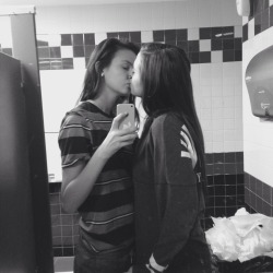 adorablelesbiancouples:Left= http//:cbenze.tumblr.com/Right= http://lbenze.tumblr.com/