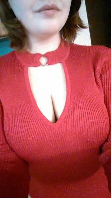 curiouswinekitten2:  I really like your blog 😘   💋💋💋.  Thank you for submitting to cleavage Sunday!!!