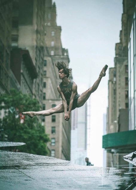 ballet-birdy:  Dancers on the streets of New York, photographed by Omar Z. Robles.