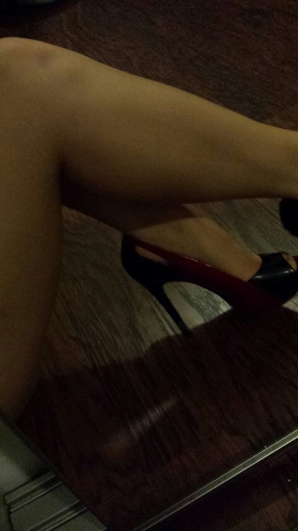 alohamoramicorazon:  Foot/shoe love (;