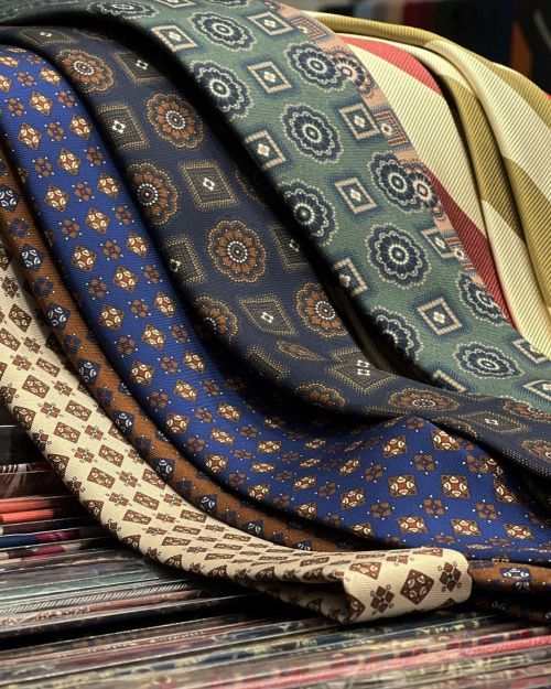 Discover the latest arrivals of handmade #ties on woolsboutiqueuomo.com @f.marino_napoli exclusive h