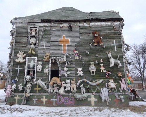 bhsutton:Another terrifying installation from Tyree Guyton’s Heidelberg Project.