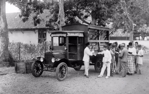 arlingtonvalib: shadow27: archatlas: Bookmobiles: Rare Photos Of Libraries-On-Wheels Long before Ama