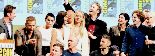 Stan Lee’s Superohero Selfie with Deadpool, X-Men Apocalypse & Fantastic Four (x)