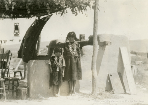 pogphotoarchives:Children of Tonita Pena, Cochiti Pueblo, New MexicoDate: 1934Negative Number: 13465