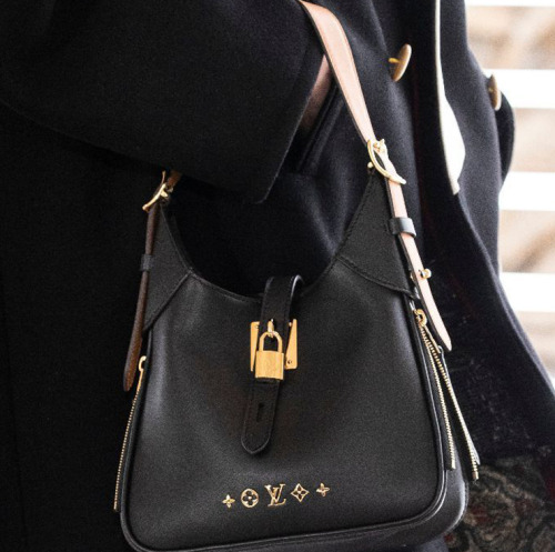 Trendy Bag for FW21: 90′s grungy key-locket adorn bag.Loewe, Celine, Tom Ford, Schiaparelli, L