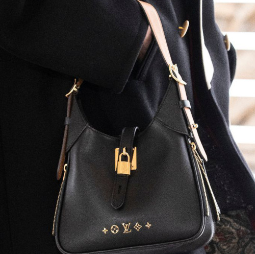 Trendy Bag for FW21: 90′s grungy key-locket adorn bag.Loewe, Celine, Tom Ford, Schiaparelli, Louis V